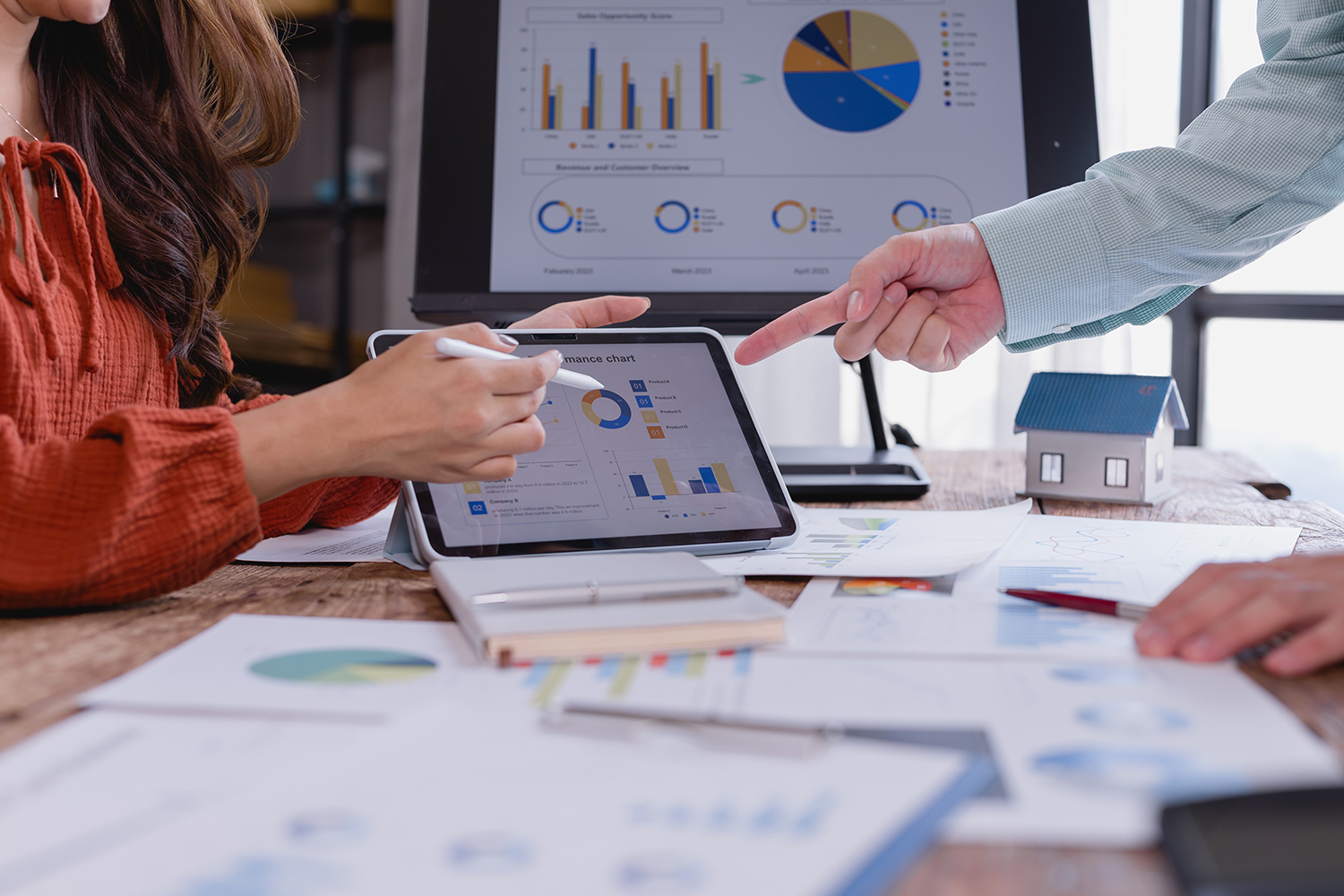 Vi hjelper styret med beslutningsgrunnlaget og stiller gjerne på generalforsamling når det trengs.